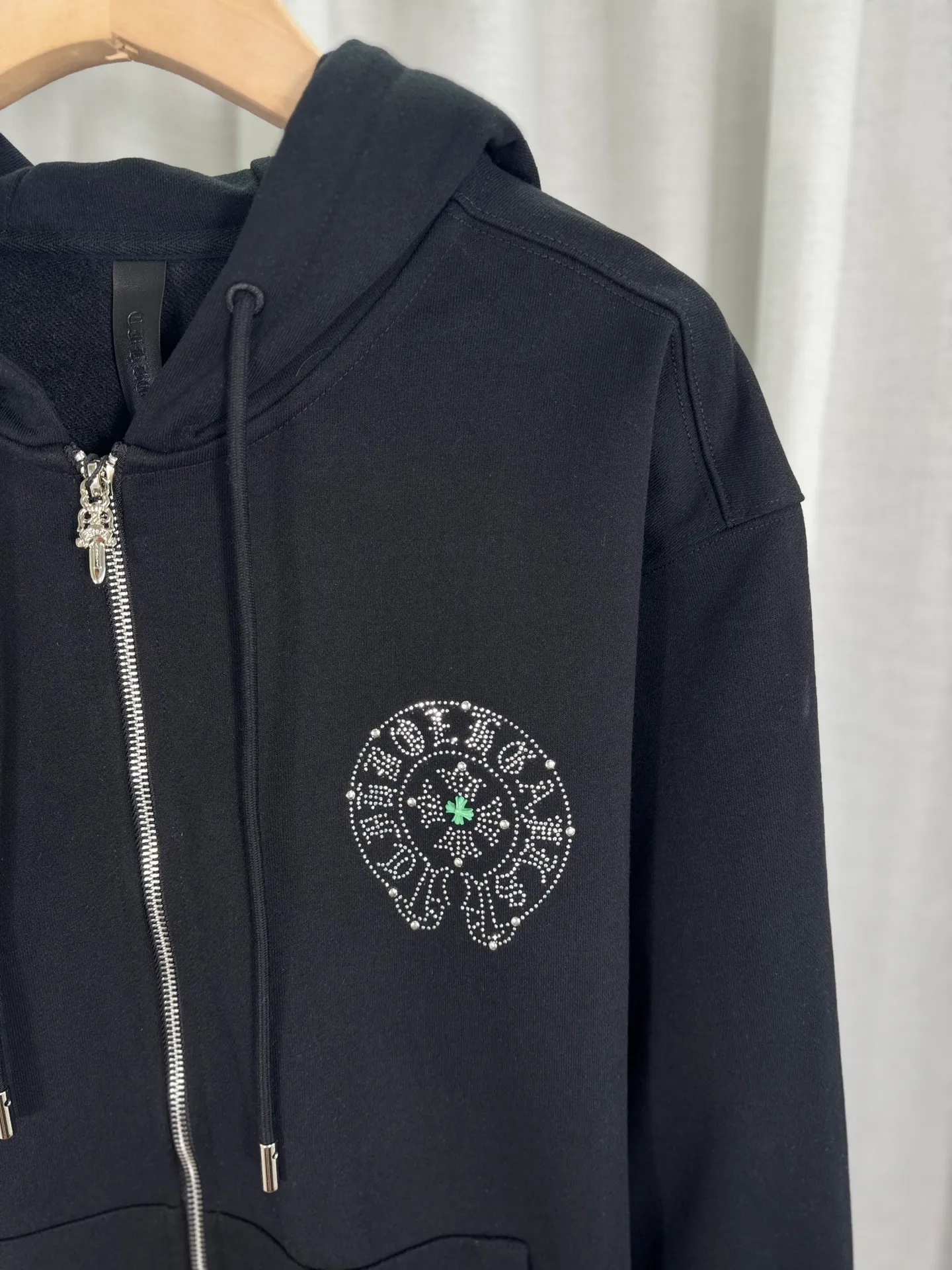 P350 top version, real shot without P, ​​different from market currency) 𝗖𝗵𝗿𝗼𝗺𝗲 𝗛𝗲𝗮𝗿𝘁𝘀/Cro Heart 2025 Washable Watercolor Diamond Paste Autumn and Winter New Original Single Counter American Laser Diamond 3D Three-dimensional Color Embroidery Couple Casual Cardigan Sweatshirt 👑The highest version! Customized fabric 480g tripe terry fabric! American acid-washed and distressed original fabric, laser-burned pattern ✟Colored diamond hardware stickers, exquisite embroidery of letters! The best-selling model in the counter, very comfortable to wear. Accessories: original molded and authenticated collar label➕100% silk wash label. Genuine purchase-grade original hangtag➕matching hanging rope➕3D hanging beads➕original packaging bag. Craftsmanship: The original version has consistent wiring! The highest version of the armhole matching technique! Color: Apricot Black Size: S M L XL Style Number: 25-322